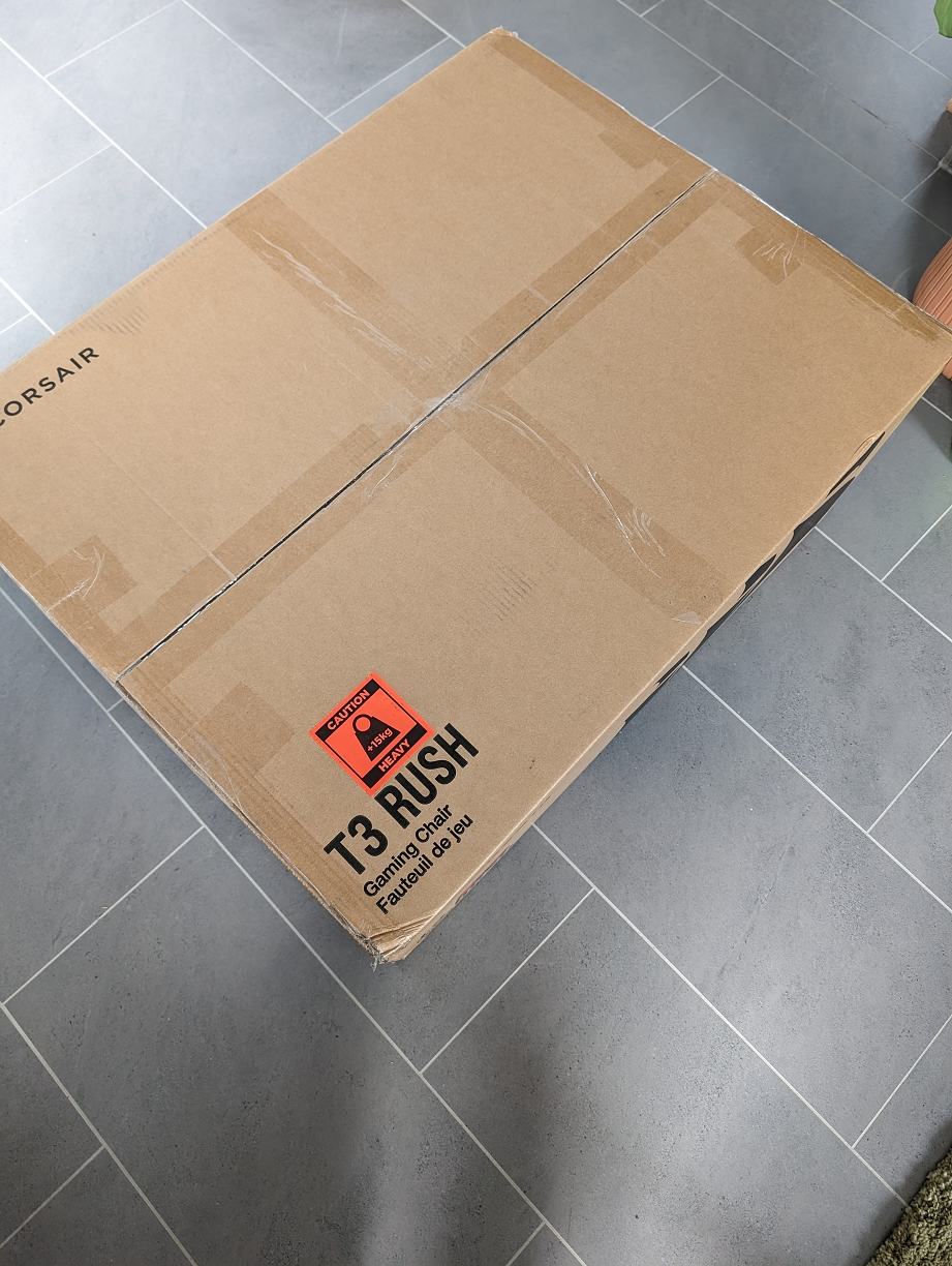 Der Corsair T3 RUSH wird in einem großen Karton geliefert.