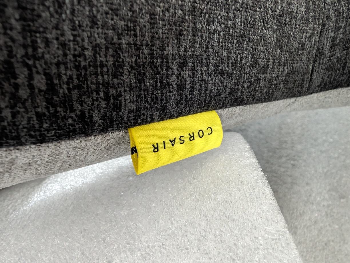 Stoffbezug und gelbes Corsair-Label im Detail.