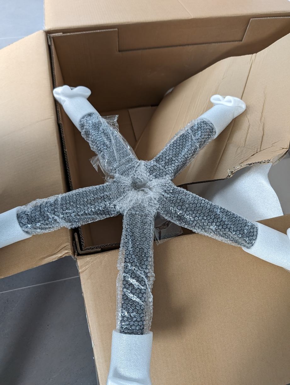 Das Fußkreuz ist für den Transport umwickelt.