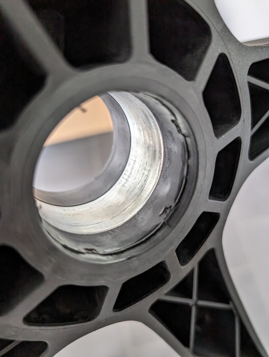 Metallverstärkung an der zentralen Aufnahme.