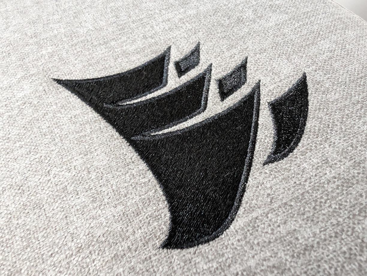 Gesticktes Corsair-Logo auf der Rückenlehne.