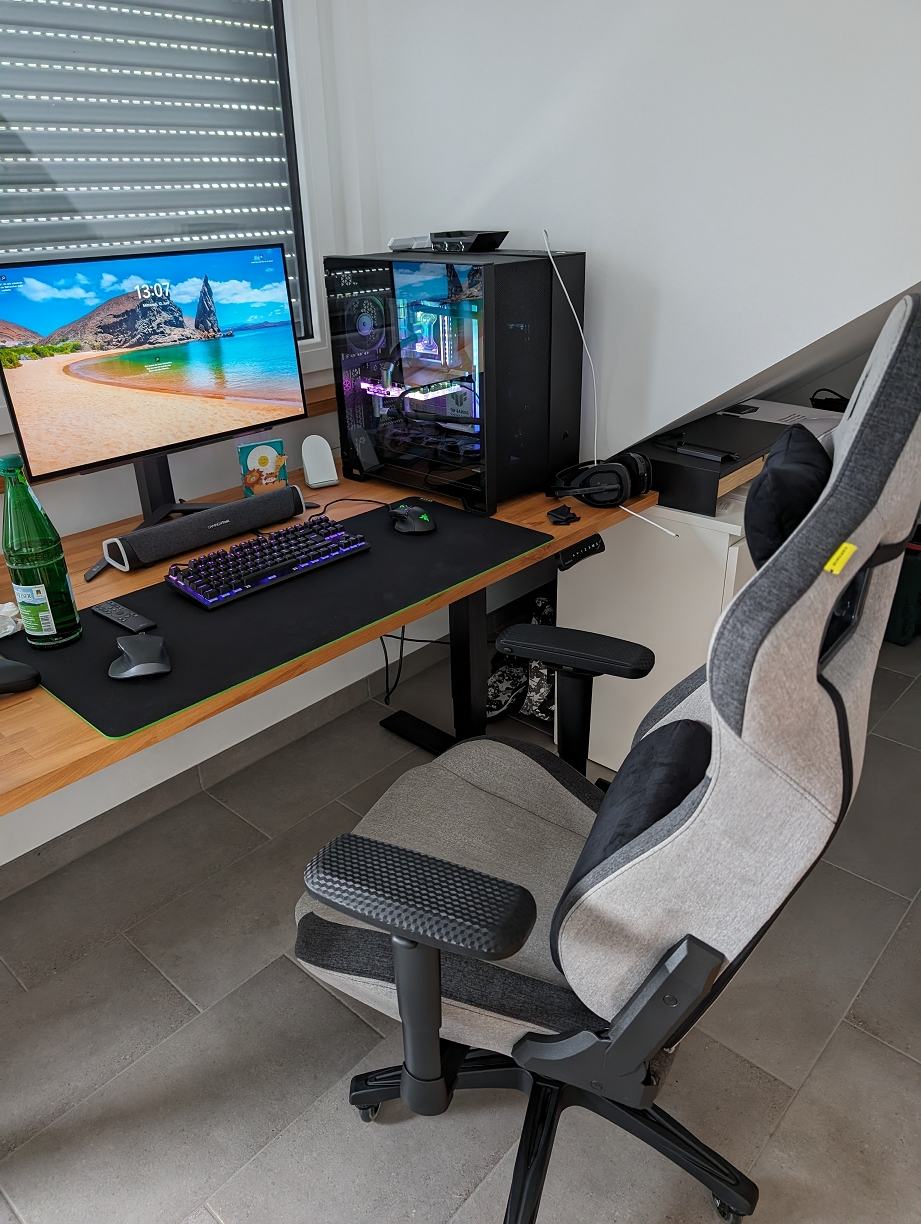 Der Corsair T3 RUSH am Schreibtisch.