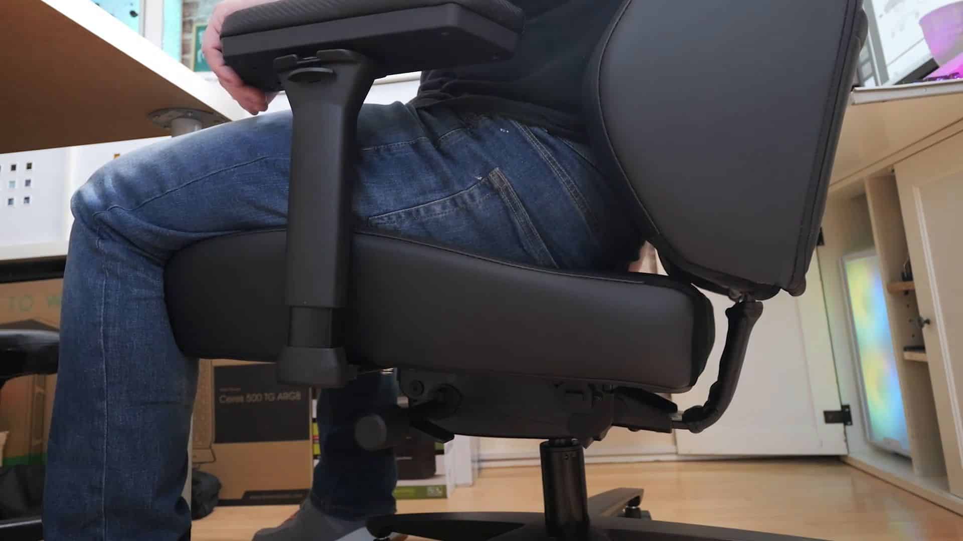 Sitzposition mit Armlehne von der Seite.