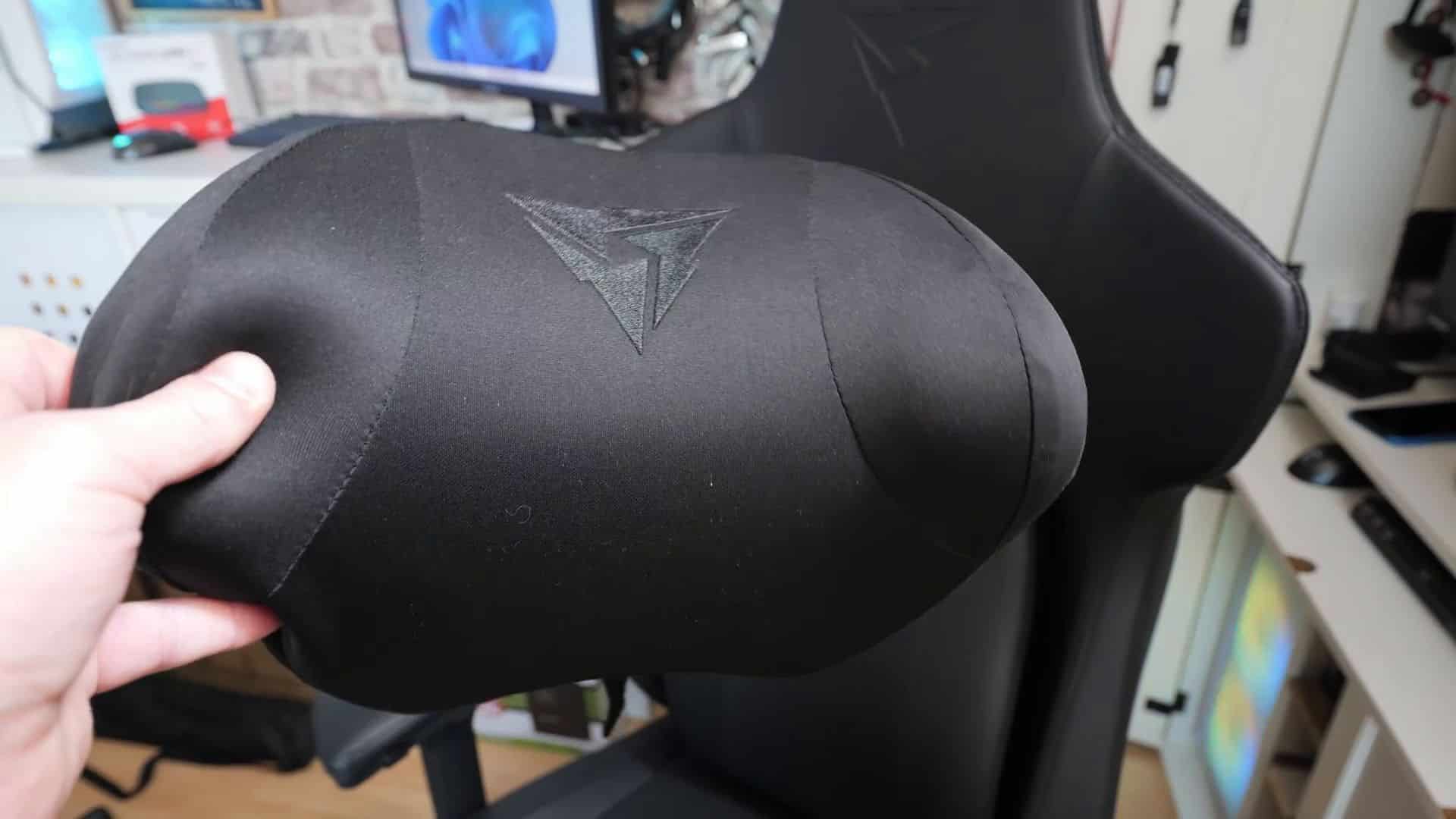 Die Memory-Foam-Kopfstütze mit eingeprägtem Logo.