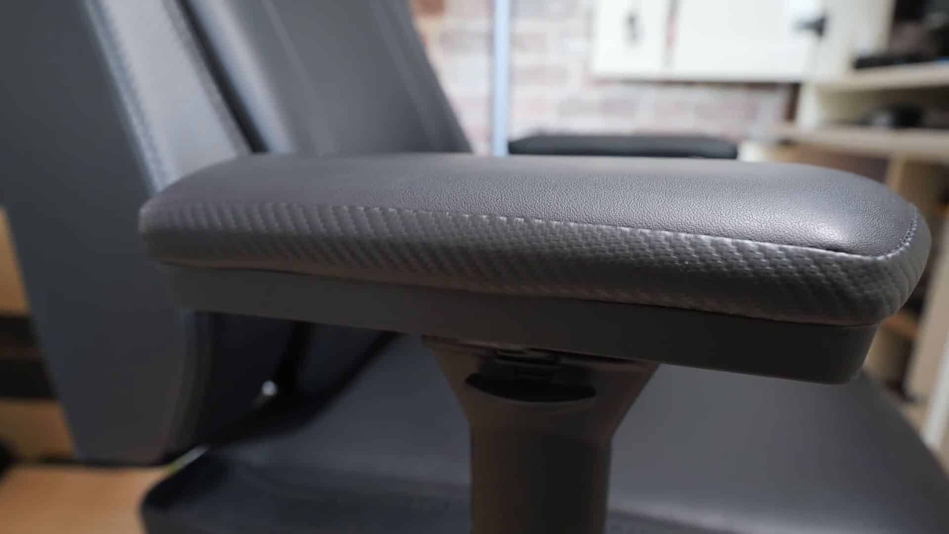Die gepolsterte Armauflage in der Nahaufnahme.