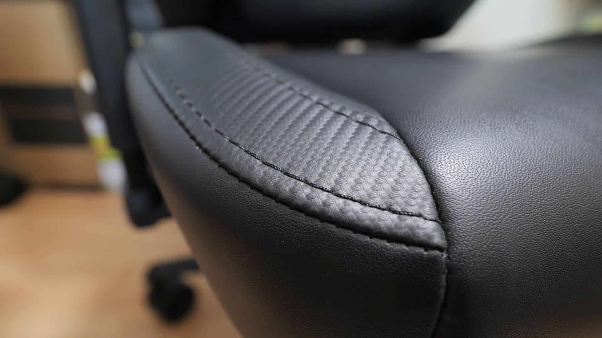 Die Sitzkante mit Kunstleder in Carbon-Optik.