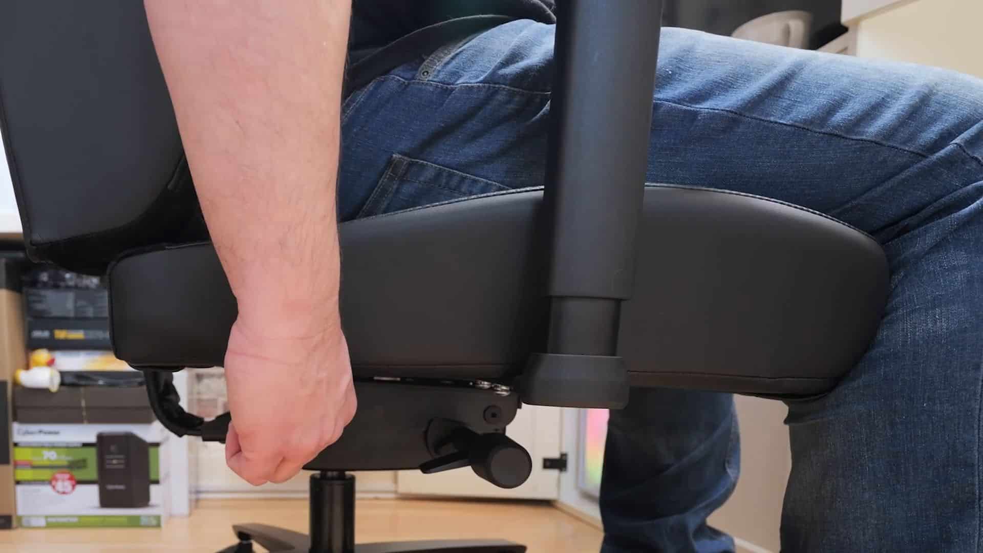 Die Hebel zur Verstellung unter der Sitzfläche.