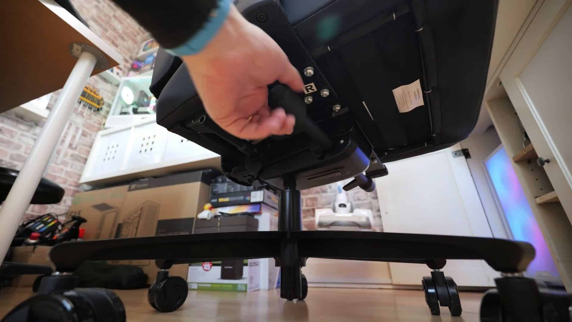 Die Mechanik unter der Sitzfläche.