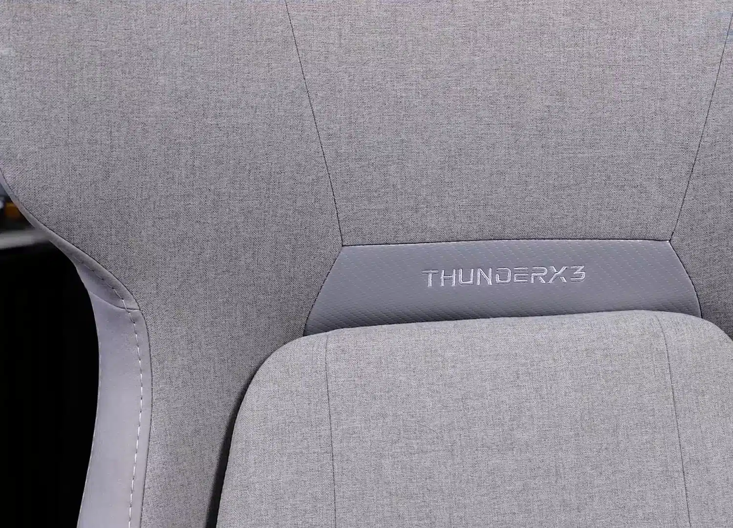 Rückenpolster mit ThunderX3-Schriftzug.